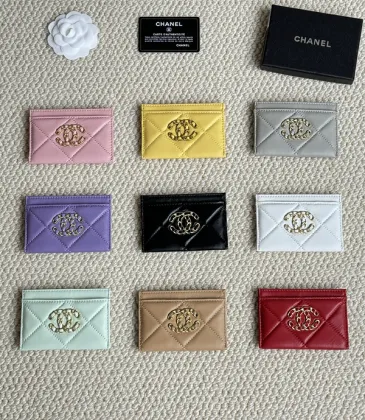 Chanel card holder with chain detail. #A45548