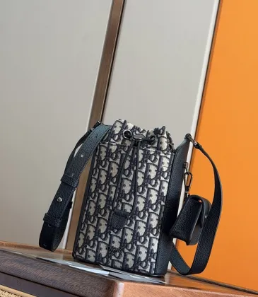 Dior 93941 Original Version 2025 Winter Men's Bucket Bag - Black Grained Leather, Detachable Pouch (Size: 13.5x22x7cm) #A59474 Dior 93941 Original Version 2025 Winter Men's Bucket Bag - Black Grained Leather, Detachable Pouch (Size: 13.5x22x7cm) #A59474