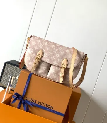 Louis Vuitton Escape LV Travels With Grace Coddington M15134 #A58373 Louis Vuitton Escape LV Travels With Grace Coddington M15134 #A58373