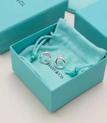 Tiffany Designer Style earrings  and  original box #A65175