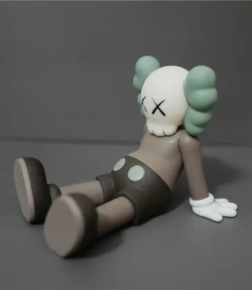 Kaws Companion Toy Resting Pose Toy Signature Art Collectible Figure14x13x16cm #A52586